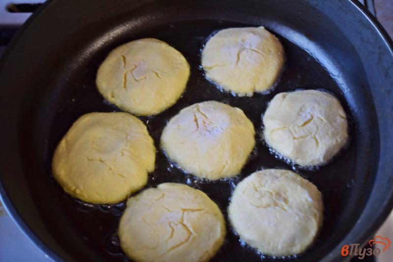 Фото приготовление рецепта: Вкусные сырники для завтрака шаг №5