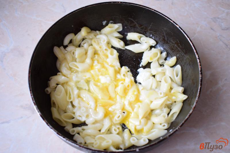 Фото приготовление рецепта: Макароны с сыром и яйцом шаг №3
