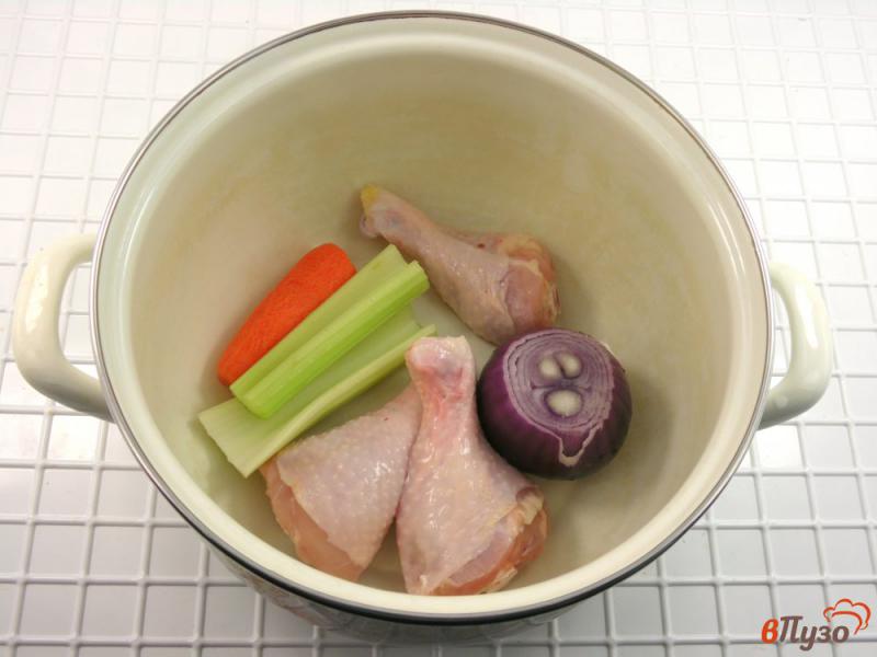Фото приготовление рецепта: Суп с фасолью и вялеными томатами шаг №1