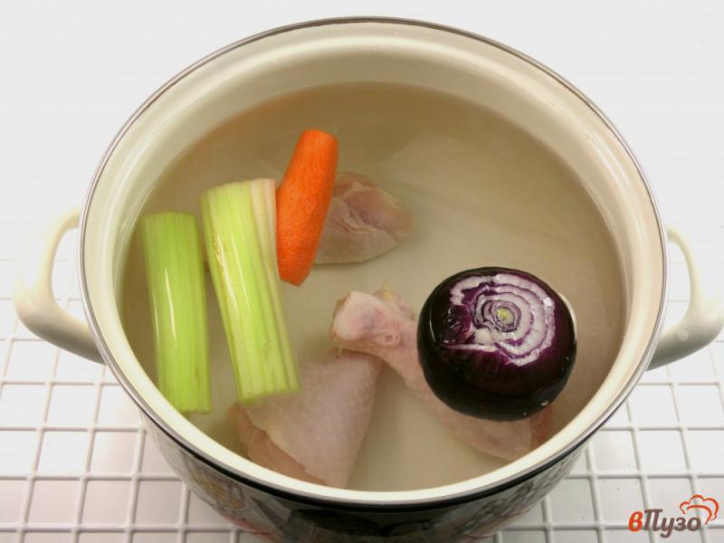 Фото приготовление рецепта: Суп с фасолью и вялеными томатами шаг №2