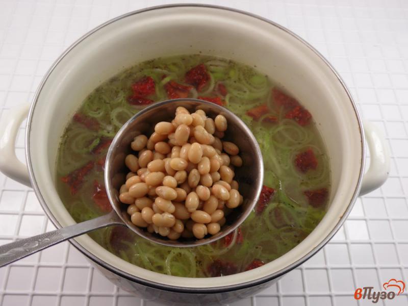 Фото приготовление рецепта: Суп с фасолью и вялеными томатами шаг №5