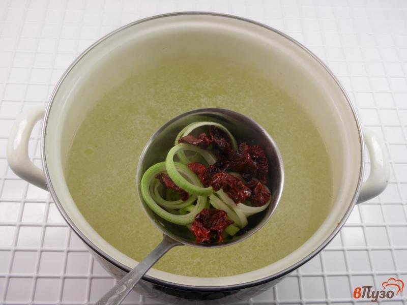 Фото приготовление рецепта: Суп с фасолью и вялеными томатами шаг №4