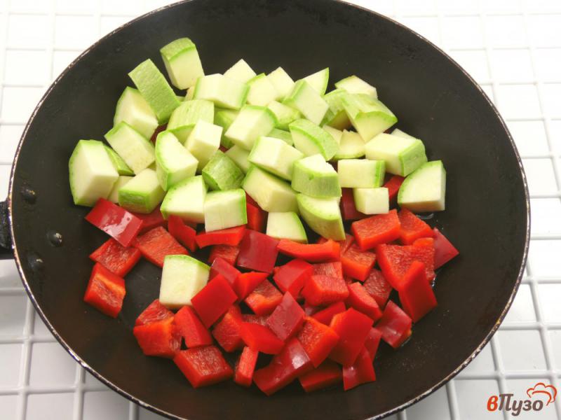 Фото приготовление рецепта: Салат овощной с жареными кабачками и фетой шаг №1