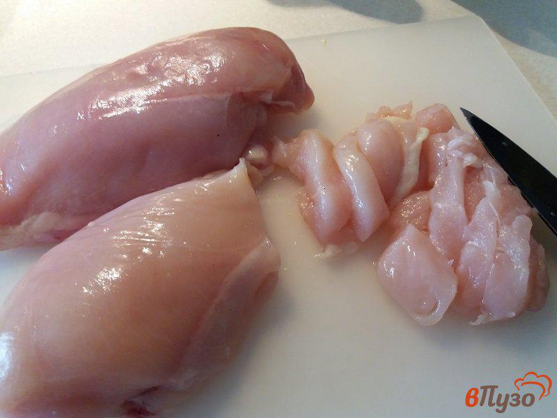 Фото приготовление рецепта: Гуляш из куриного филе с овощами шаг №4
