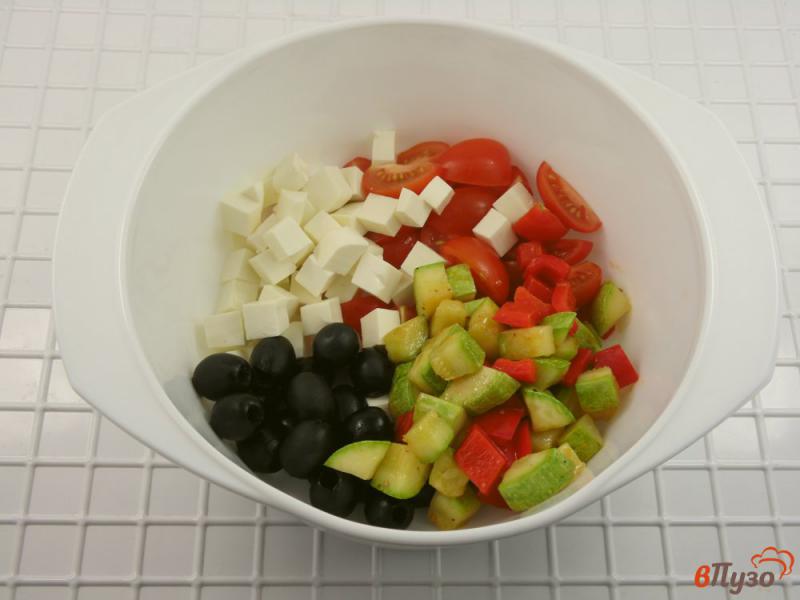 Фото приготовление рецепта: Салат овощной с жареными кабачками и фетой шаг №5