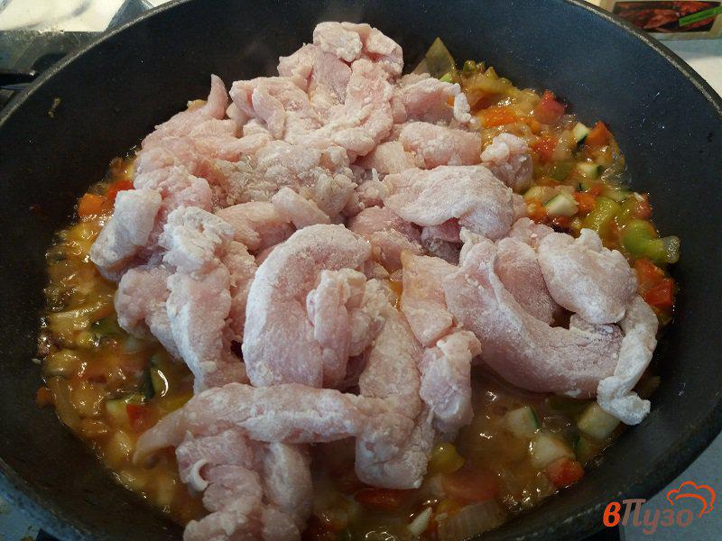 Фото приготовление рецепта: Гуляш из куриного филе с овощами шаг №7