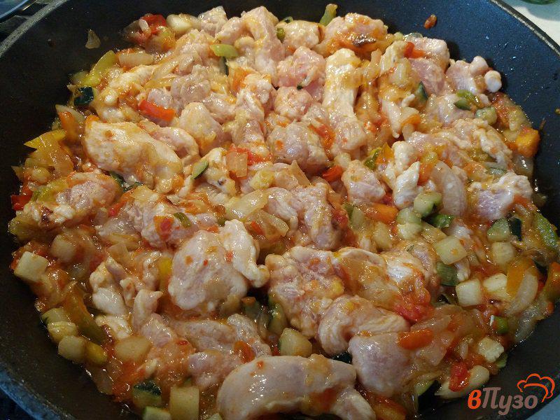 Фото приготовление рецепта: Гуляш из куриного филе с овощами шаг №8