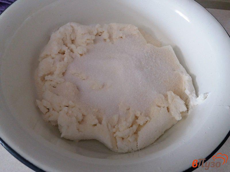 Фото приготовление рецепта: Сырники из творога с изюмом шаг №2