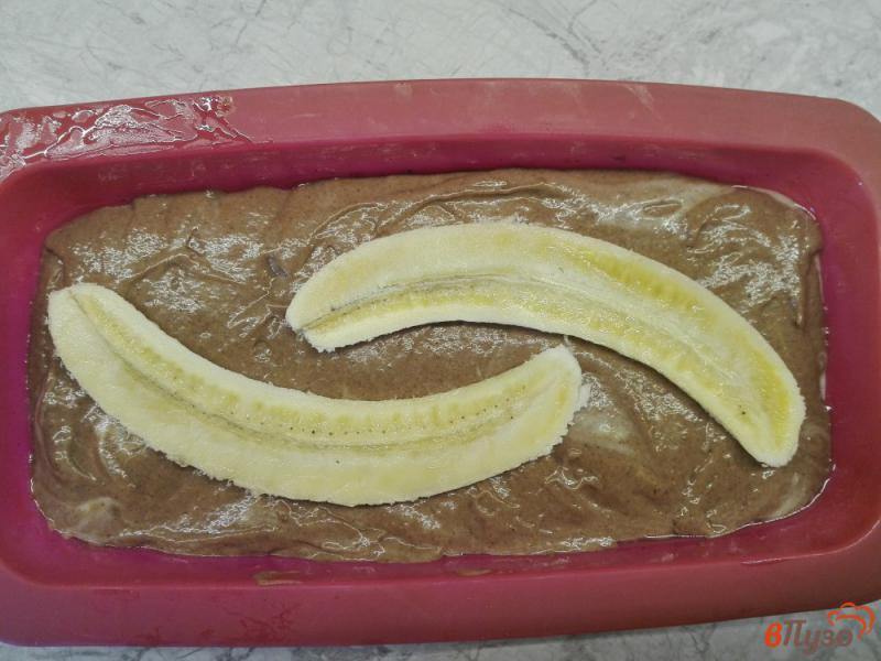Фото приготовление рецепта: Двухцветный пирог с бананом шаг №10