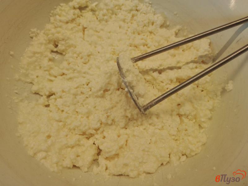 Фото приготовление рецепта: Сырники со сгущенным молоком шаг №2