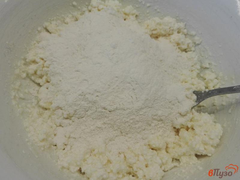 Фото приготовление рецепта: Сырники со сгущенным молоком шаг №3