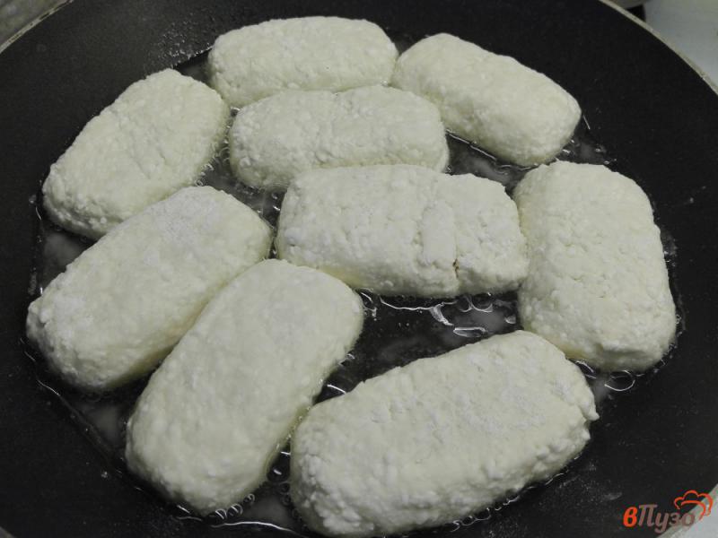 Фото приготовление рецепта: Сырники со сгущенным молоком шаг №5