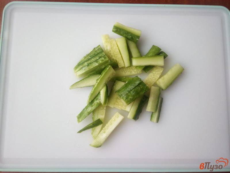 Фото приготовление рецепта: Салат из капусты, огурца и кукурузы шаг №2