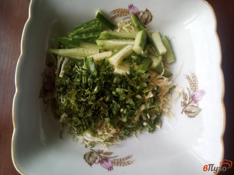 Фото приготовление рецепта: Салат из капусты, огурца и кукурузы шаг №3