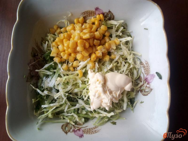 Фото приготовление рецепта: Салат из капусты, огурца и кукурузы шаг №4