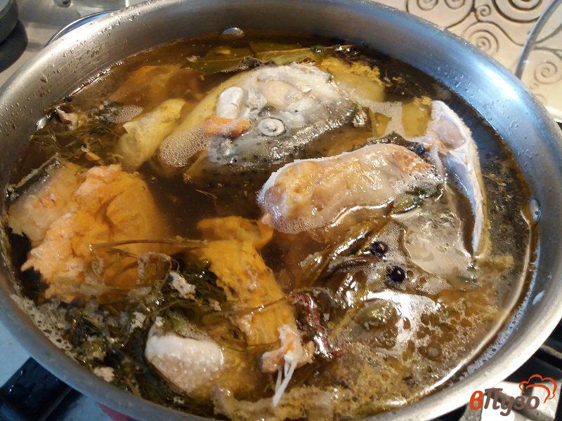 Фото приготовление рецепта: Сливочный суп из форели шаг №2