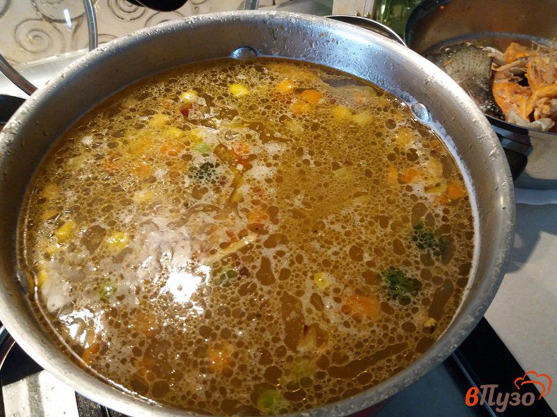 Фото приготовление рецепта: Сливочный суп из форели шаг №9