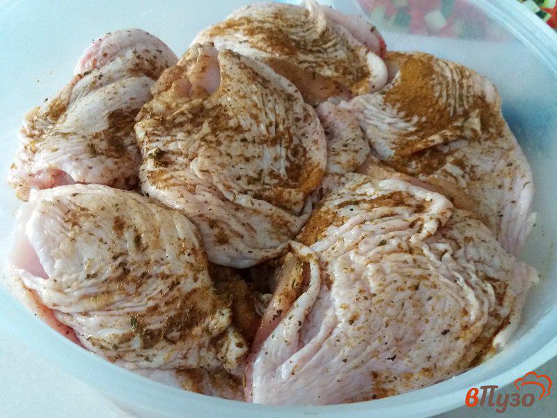 Фото приготовление рецепта: Тушеные куриные бедрышки с луком-пореем шаг №2