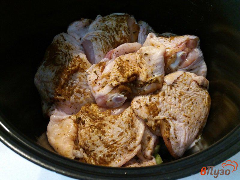 Фото приготовление рецепта: Тушеные куриные бедрышки с луком-пореем шаг №6
