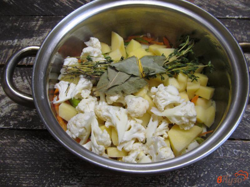 Фото приготовление рецепта: Овощной суп с копчеными колбасками шаг №3