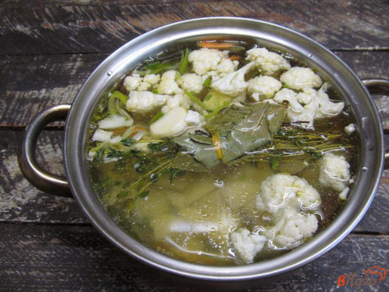 Фото приготовление рецепта: Овощной суп с копчеными колбасками шаг №4