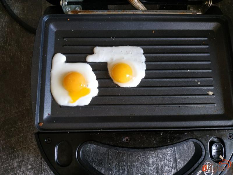 Фото приготовление рецепта: Тосты с маркарпоне и перепелиными яйцами шаг №4