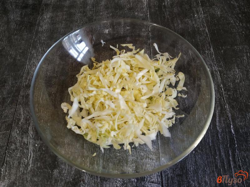 Фото приготовление рецепта: Салат с горошком, огурцом и капустой шаг №1