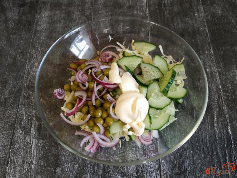 Фото приготовление рецепта: Салат с горошком, огурцом и капустой шаг №4