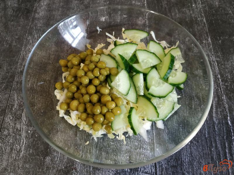 Фото приготовление рецепта: Салат с горошком, огурцом и капустой шаг №3