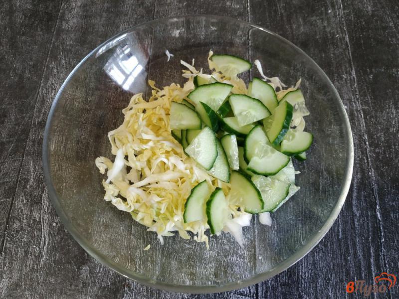 Фото приготовление рецепта: Салат с горошком, огурцом и капустой шаг №2