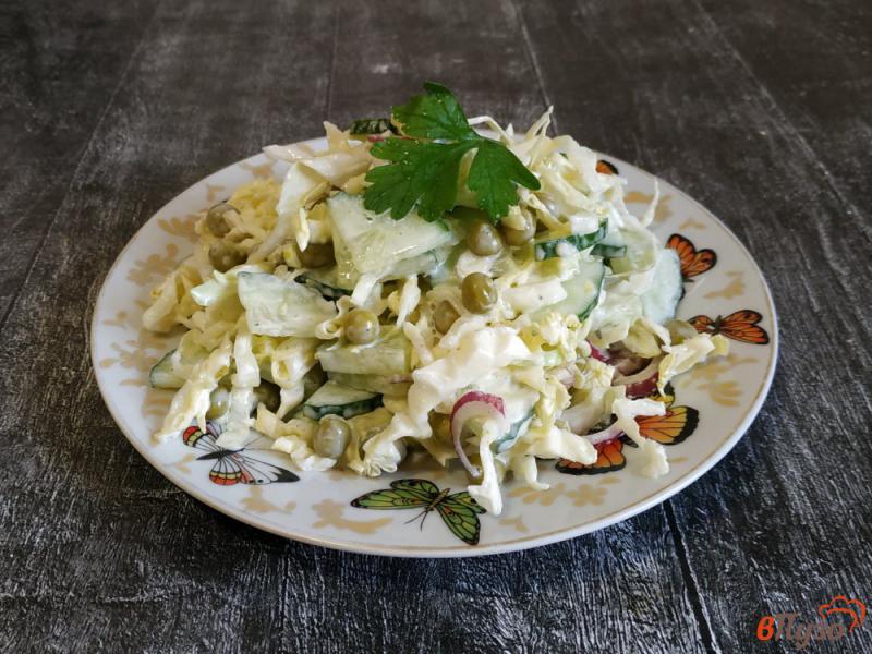Фото приготовление рецепта: Салат с горошком, огурцом и капустой шаг №5