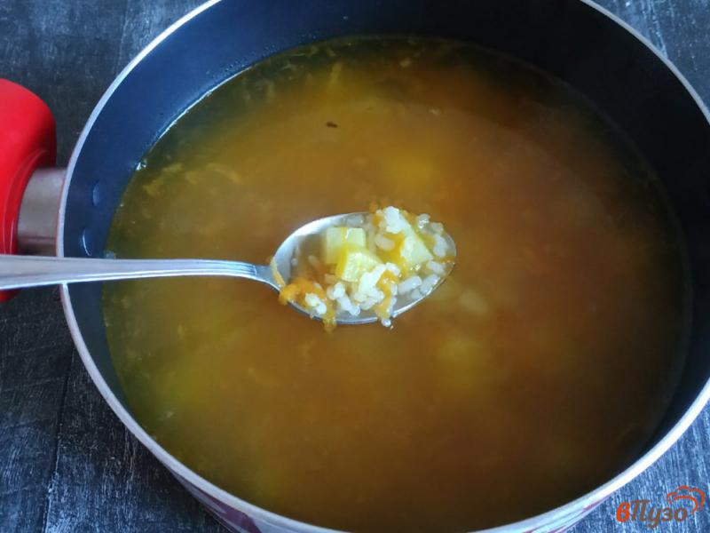 Фото приготовление рецепта: Рыбный суп из консервированной рыбы шаг №3