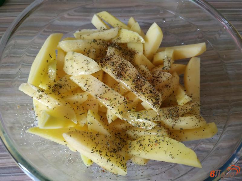 Фото приготовление рецепта: Картофель фри в духовке шаг №3