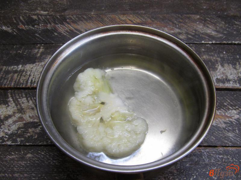 Фото приготовление рецепта: «Стейк» из цветной капусты с сыром и яйцом шаг №1