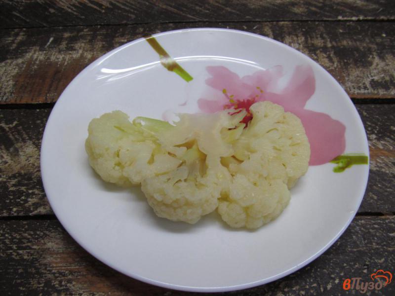 Фото приготовление рецепта: «Стейк» из цветной капусты с сыром и яйцом шаг №2