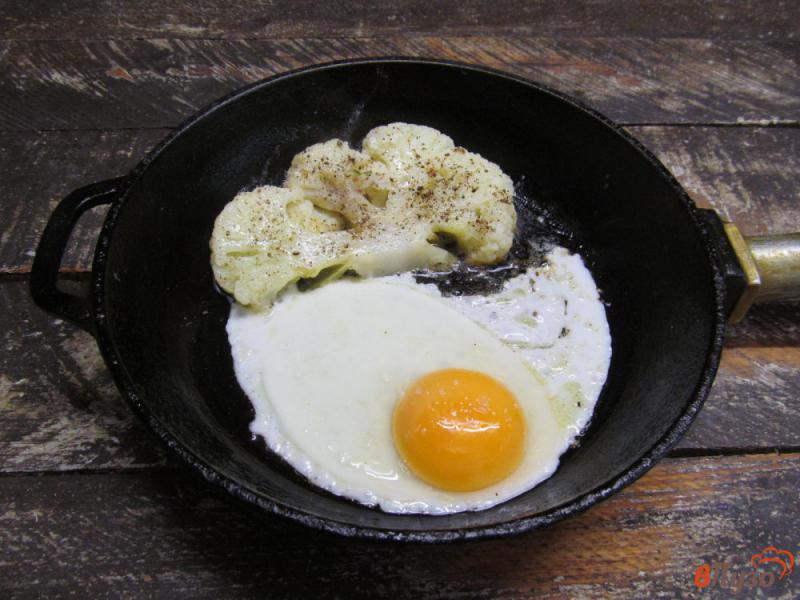 Фото приготовление рецепта: «Стейк» из цветной капусты с сыром и яйцом шаг №3