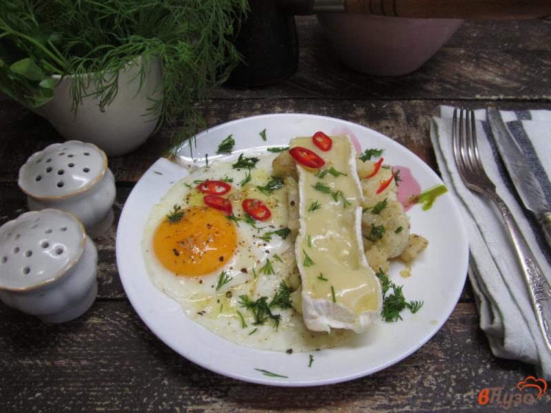 Фото приготовление рецепта: «Стейк» из цветной капусты с сыром и яйцом шаг №5