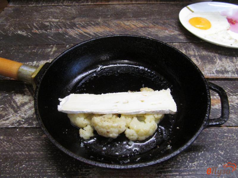 Фото приготовление рецепта: «Стейк» из цветной капусты с сыром и яйцом шаг №4