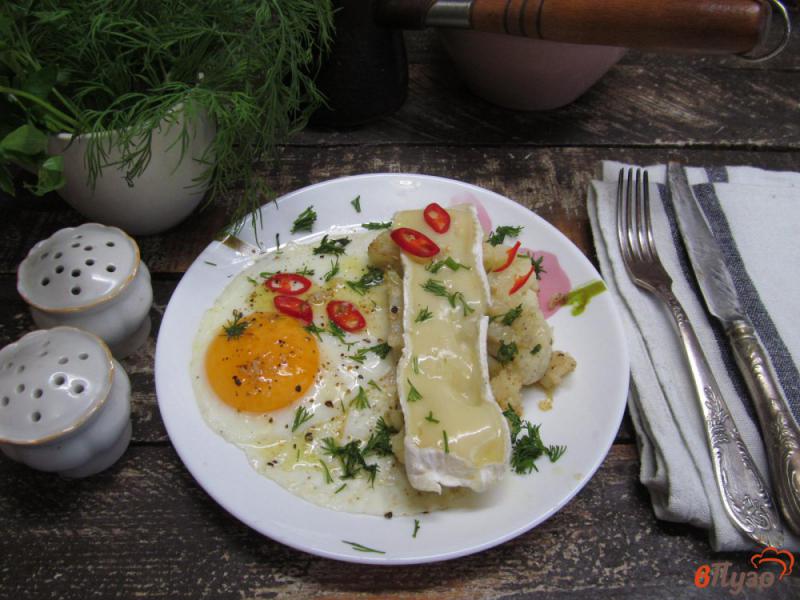 Фото приготовление рецепта: «Стейк» из цветной капусты с сыром и яйцом шаг №6