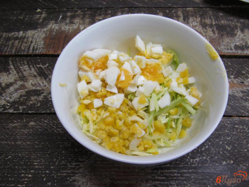Фото приготовление рецепта: Салат из молодой капусты с сыром и помидором шаг №3