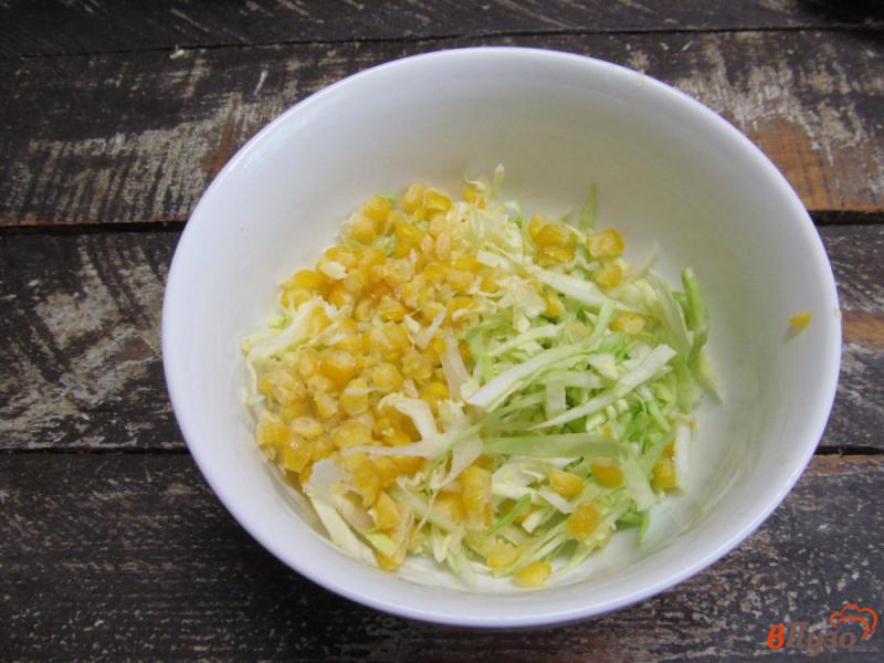 Фото приготовление рецепта: Салат из молодой капусты с сыром и помидором шаг №2