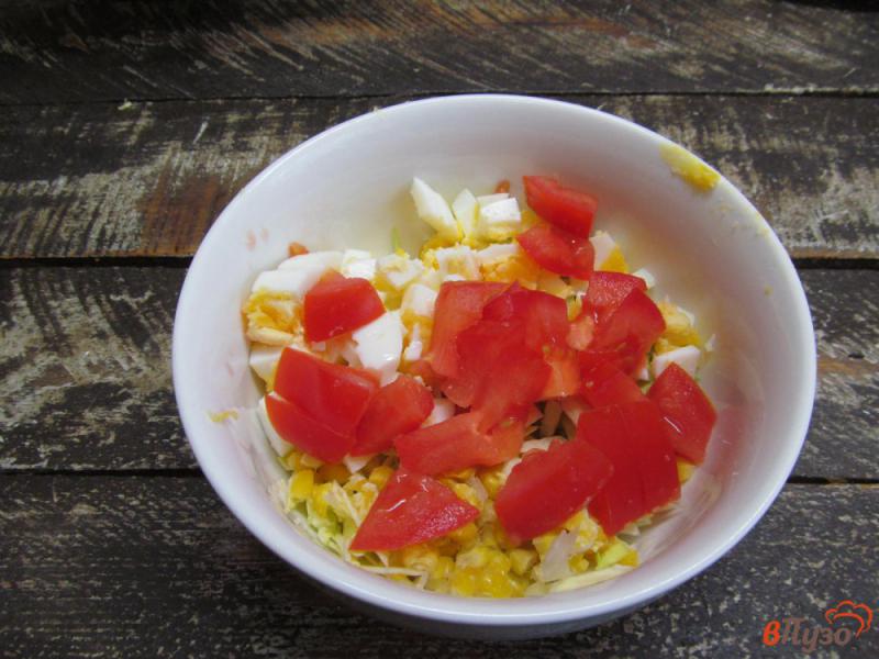 Фото приготовление рецепта: Салат из молодой капусты с сыром и помидором шаг №4