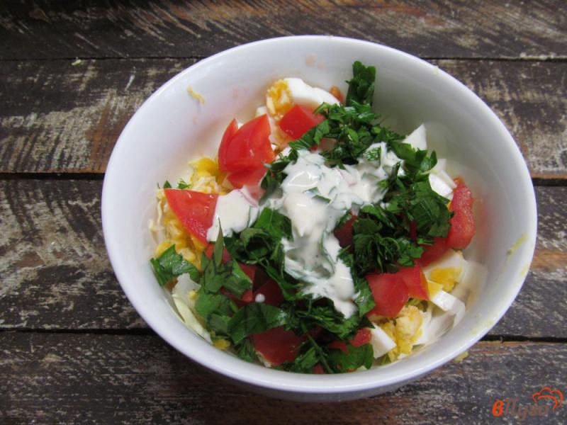 Фото приготовление рецепта: Салат из молодой капусты с сыром и помидором шаг №5