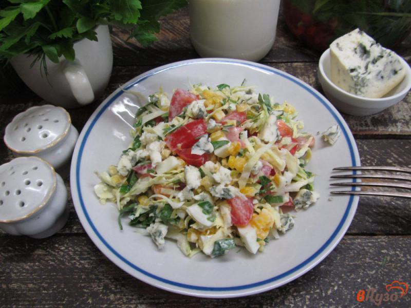 Фото приготовление рецепта: Салат из молодой капусты с сыром и помидором шаг №6