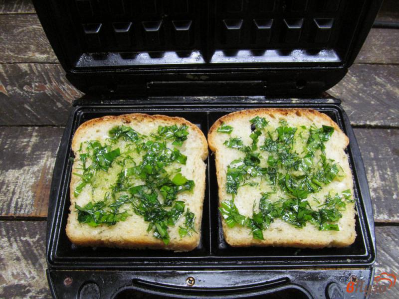 Фото приготовление рецепта: Бутерброды с котлетой в вафельнице шаг №3