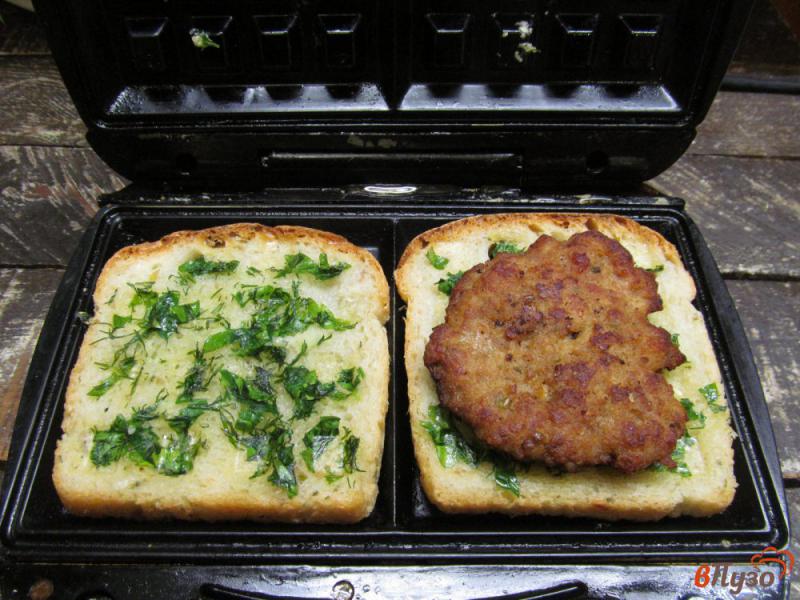 Фото приготовление рецепта: Бутерброды с котлетой в вафельнице шаг №4