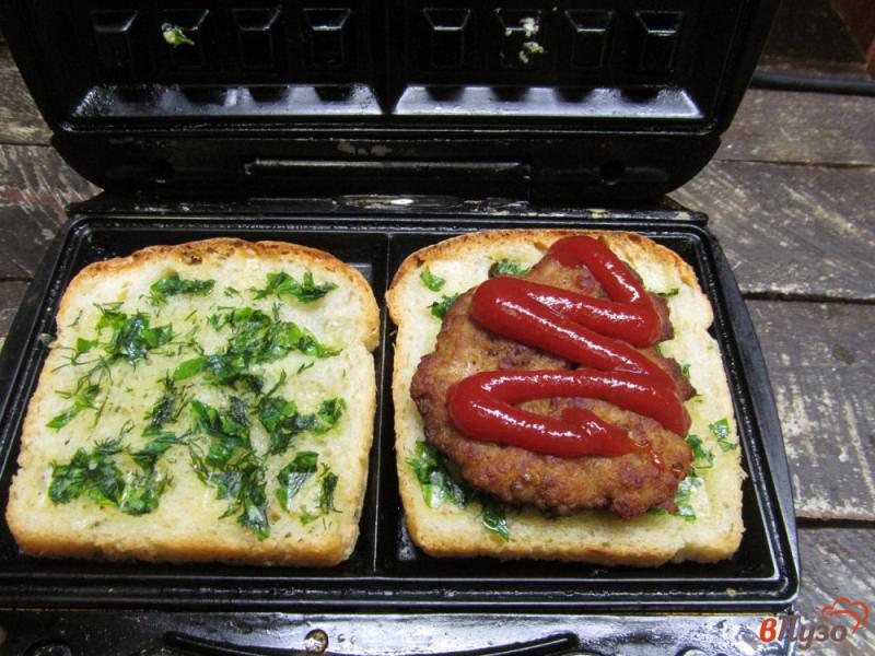 Фото приготовление рецепта: Бутерброды с котлетой в вафельнице шаг №5