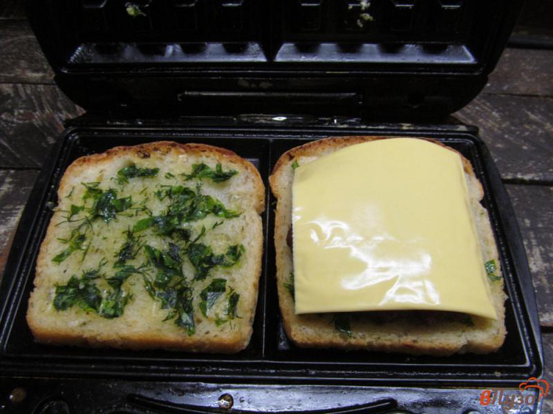 Фото приготовление рецепта: Бутерброды с котлетой в вафельнице шаг №6