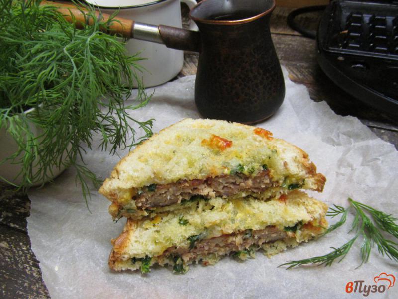 Фото приготовление рецепта: Бутерброды с котлетой в вафельнице шаг №8