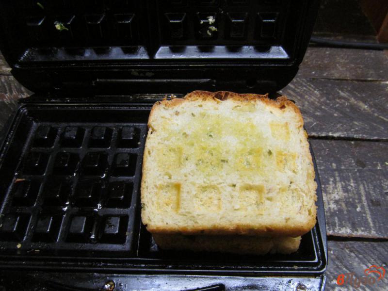 Фото приготовление рецепта: Бутерброды с котлетой в вафельнице шаг №7
